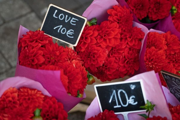 Blumen werden zum Valentinstag nach wie vor besonders häufig verschenkt. (Archivbild) - © Helena Dolderer/dpa