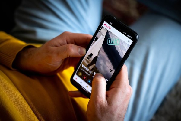 Jeder und jede Fünfte nutzt KI für den Chat. (Foto Illustration) - © Sina Schuldt/dpa