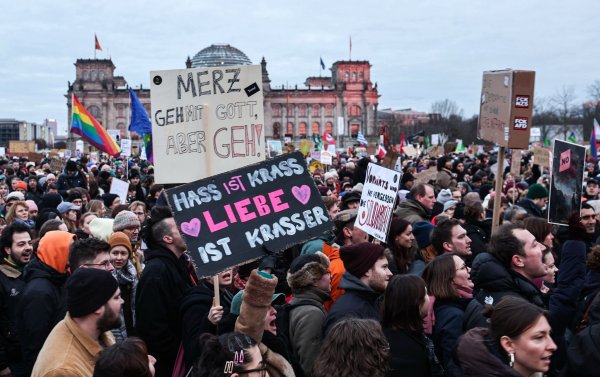 Insgesamt mehrere 100.000 Menschen haben in den vergangenen Wochen so wie hier in Berlin gegen eine Zusammenarbeit von CDU und AfD demonstriert (Archivbild). - © Hannes P. Albert/dpa