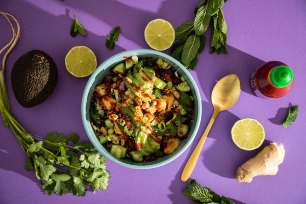 Wenn das nicht Appetit macht: Für einen Crispy Rice Salad wird Reis im Ofen knusprig gebacken und mit Gemüse und einem leckeren Dressing vermischt. - © Christin Klose/dpa-tmn