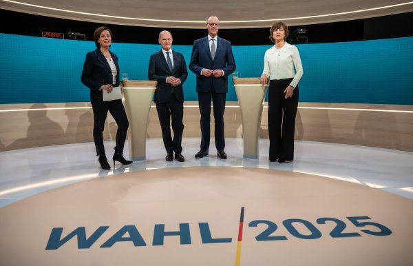 Nach einer Umfrage der Forschungsgruppe Wahlen hat Scholz das Duell ganz knapp gewonnen. - © Michael Kappeler/dpa-Pool/dpa