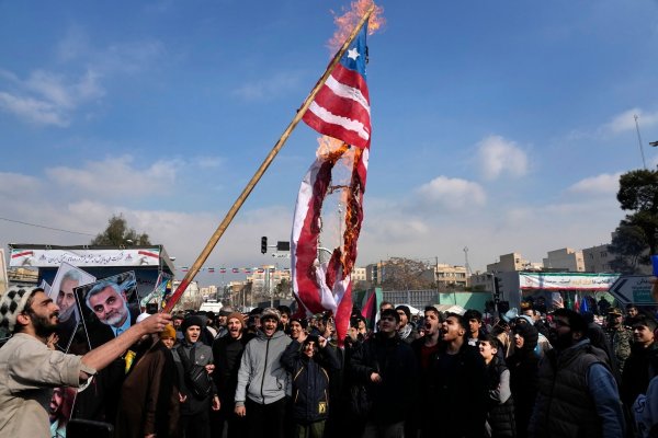 Das Verbrennen von Flaggen des Erzfeindes USA gehört bei staatlich erwünschten Protesten im Iran zum guten Ton. - © Vahid Salemi/AP/dpa