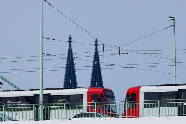 Das Deutschlandticket bleibt für viele Verbraucherinnen und Verbraucher ein attraktives Angebot für den ÖPNV. (Archivbild) - © Rolf Vennenbernd/dpa