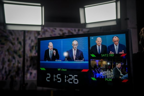 Scholz und Merz debattierten zu den wesentlichen Themen des Bundestagswahlkampfs. - © Kay Nietfeld/dpa