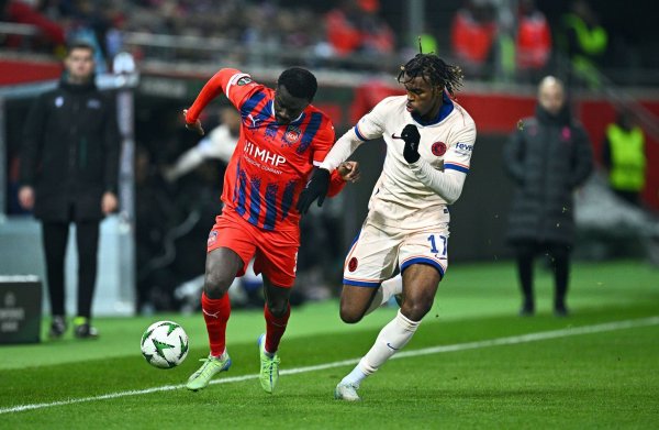 Carney Chukwuemeka (r) könnte in Lissabon sein Debüt für Dortmund feiern. - © Tom Weller/dpa