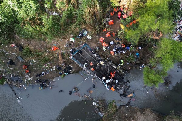 Der Bus stürzte von einer Brücke etwa 20 Meter in die Tiefe. - © Moises Castillo/AP/dpa