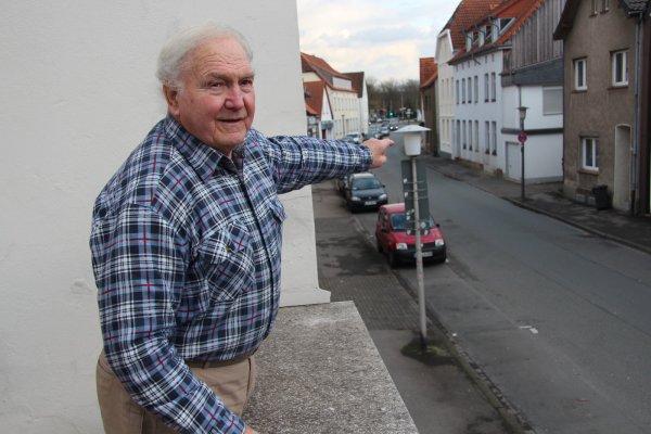 Bleibende Erinnerung: Günter Krüger erklärt, aus welcher Richtung die Wassermassen in die Schuhstraße schwappten. - © Tobias Schneider