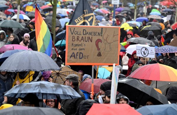 Bürger demonstrieren auf dem Platz der Wiedervereinigung gegen Rechtsextremismus. - © Roberto Pfeil/dpa