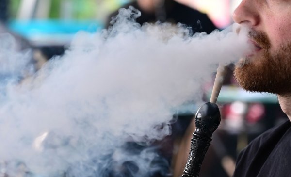Ein Blick auf die Steuerstatistik bestätigt den schlechten Zustand der Shisha-Branche. Laut Statistischem Bundesamt wurden 2023 Steuerzeichen für 727 Tonnen Wasserpfeifentabak ausgegeben und damit deutlich weniger als 2022. - © Bernd Weißbrod/dpa