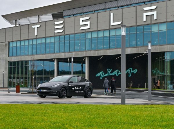 Das Tesla-Werk in Grünheide öffnete im März 2022 und hat nach Angaben des Unternehmens derzeit rund 12.500 Beschäftigte. - © Patrick Pleul/dpa