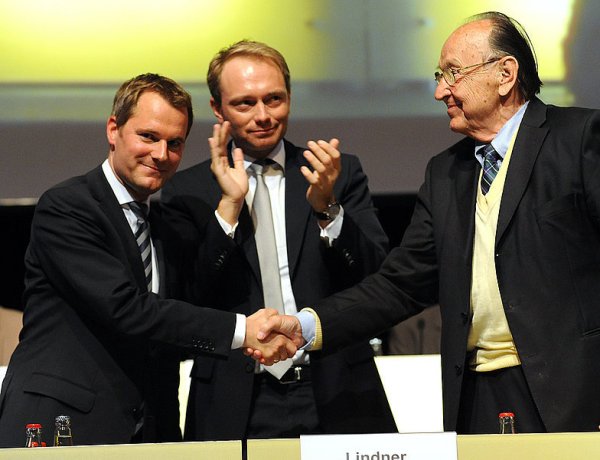 Christian Linder (Mitte) ist neuer FDP-NRW-Landesvorsitzender. Hans-Dietrich Genscher dankt Daniel Bahr (links). - © FOTO: Raimund Vornbäumen