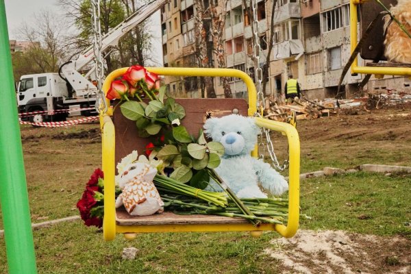 Bei einem russischen Luftangriff in der Ukraine sind mehrere Kinder und Jugendliche getötet worden. - © Uncredited/AP/dpa