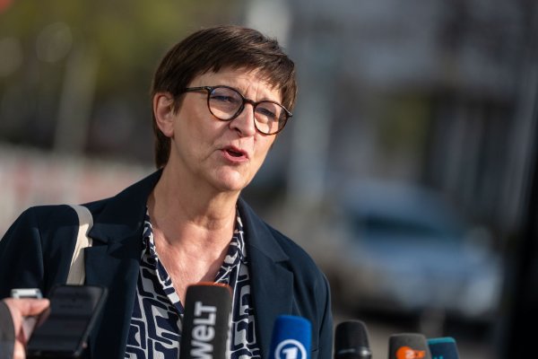 SPD-Chefin Saskia Esken äußert sich vor der Fortsetzung der Verhandlungen in der CDU-Zentrale in Berlin. - © Christophe Gateau/dpa