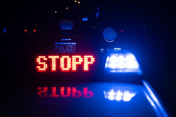 Bei einer Verfolgungsfahrt mit der Polizei prallt ein Autofahrer gegen eine Ampel, danach flüchtet er zu Fuß. (Symbolbild) - © Marijan Murat/dpa