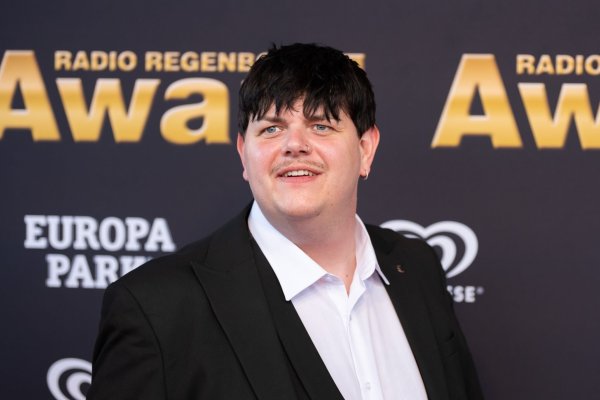 Sänger Isaak ist gespannt auf den diesjährigen ESC-Wettbewerb. - © Silas Stein/dpa