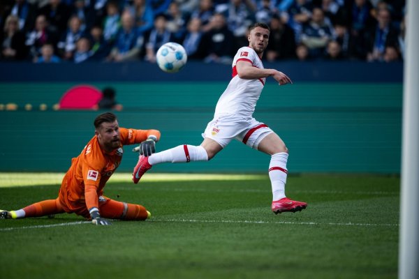 Ermedin Demirovic lupft den Ball über Timo Horn zum 2:0 ins Netz. - © Fabian Strauch/dpa