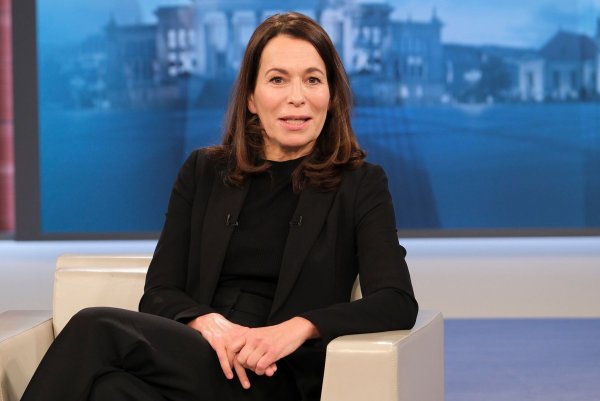 Moderatorin Anne Will genießt weiter jeden Sonntag nicht mehr ins TV-Studio zu müssen. (Archivbild) - © Wolfgang Borrs/NDR/dpa