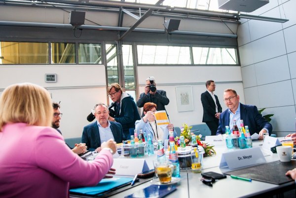 Die Unterhändler von Arbeitgebern und Gewerkschaften im öffentlichen Dienst treffen sich schon zum vierten Mal. - © Carsten Koall/dpa