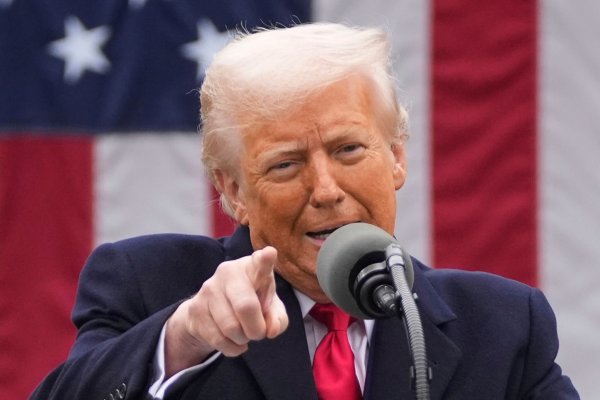Trump hatte sein umstrittenes Zollpaket vor wenigen Tagen öffentlich vorgestellt. (Archivbild) - © Mark Schiefelbein/AP/dpa