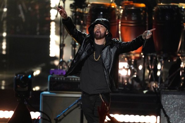Rapper Eminem ist Großvater geworden. Hier bei der Einführungszeremonie der Rock & Roll Hall of Fame im Jahr 2022. - © Chris Pizzello/Invision/AP/dpa