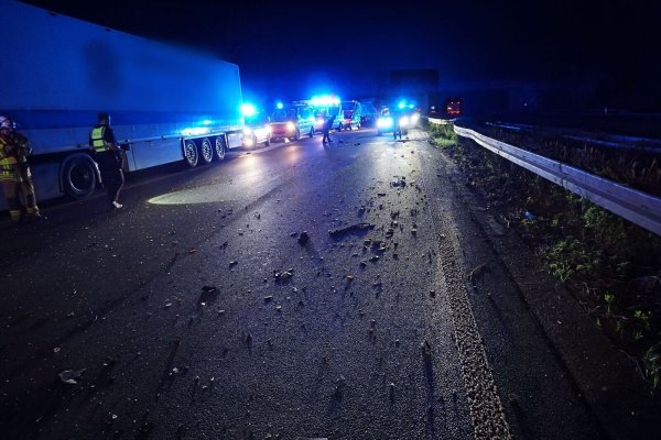 Ein Lkw-Fahrer wird schwer verletzt, vier Auto-Insassen kommen mit leichten Verletzungen ins Krankenhaus - © -/Feuerwehr Hilden/dpa