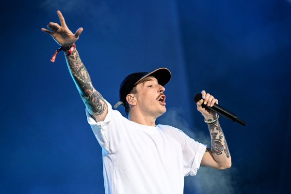Der Rapper Casper (Benjamin Griffey) tritt auf. - © Britta Pedersen/dpa/Archivbild