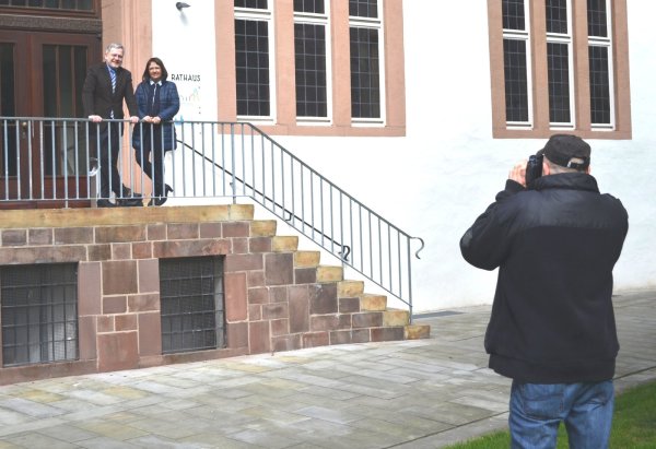 Bildakrobat Merten Kunisch fotografiert Bürgermeister Dr. Reiner Austermann und die Vorsitzende des Kinderschutzbundes Lemgo, Beate Schwarzrock. - © Privat