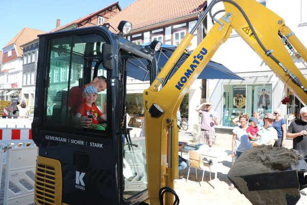 Gemeinsam mit Lemgo Marketing hatte die Stadt sieben Kubikmeter Spielsand im Bereich des zweiten Bauabschnitts abkippen lassen. Sehr zur Freude der Kinder, die hier den „Baggerführerschein" machen konnten. - © Guntmar Wolff