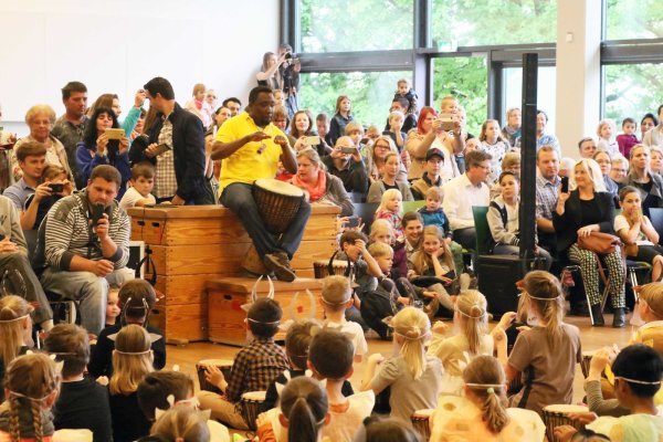 Ein Orchester aus Trommeln: Die Schülerinnen und Schüler der Grundschule Nord führten beim Fest ihrer Schule für ihre Eltern und Geschwister eine getrommelte Abenteuerreise auf. - © Agentur Tat