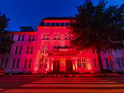 Auch das Technikum in Lage erstrahlte am Montagabend rot leuchtend. - &copy; Henrik Frevert