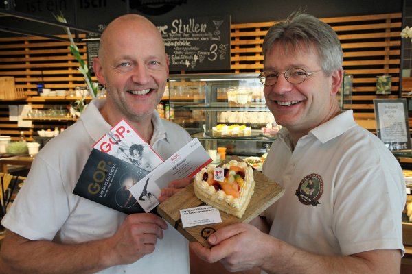 Törtchen und Gutscheine: (von links) Jörg und Alfred Meffert zeigen das limitierte „So liebt Lippe"-Paket, das es am Valentinstag, 14. Februar, in ihren Filialen gibt. - © Bernhard Preuß