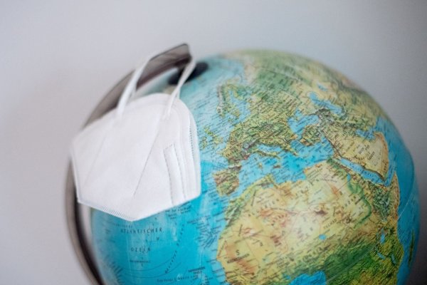 Globus mit Schutzmaske - © Foto: Zacharie Scheurer/dpa-tmn