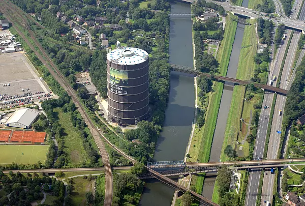 Industrie trifft Inspiration – das Gasometer Oberhausen beeindruckt mit gigantischer Architektur und spektakulären Ausstellungen. - © picture alliance/dpa
