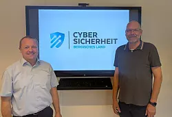 Freuen sich über den Coup zur Wirtschaftsförderung: Bürgermeister Mario Hecker (links) mit Fachbereichsleiter und Chief Digital Officer Modellprojekt Smart City, Olaf Kapelle. - © Gemeinde Kalletal