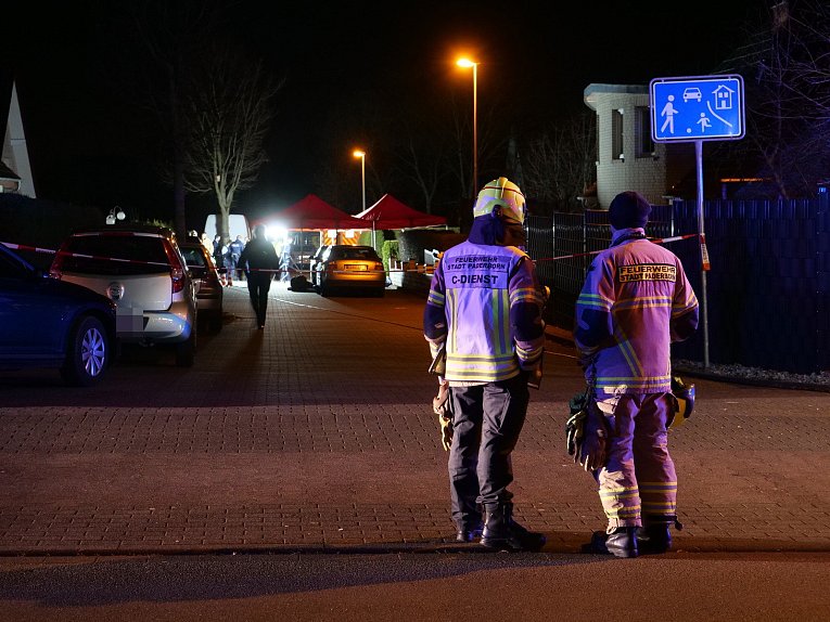 Spurensicherung: Am Ende des verkehrsberuhigten Bereiches auf dem Kaukenberg in Paderborn hat sich das Familiendrama ereignet, bei dem zwei Menschen ums Leben kamen.