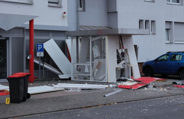 Nach einer Großfahndung wurden drei Verdächtige festgenommen. Sie stehen jetzt in Hanau vor Gericht. (Archivfoto) - © Marc Webersinn/5vision.news/dpa