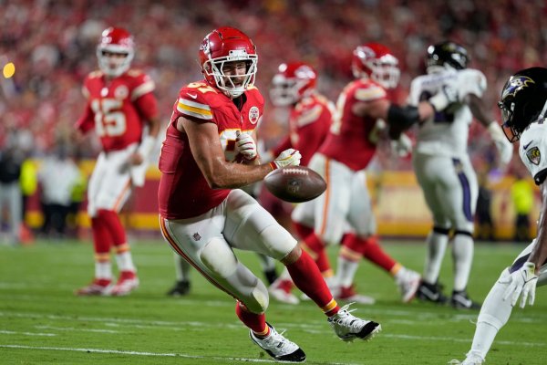 Feierte einen Auftaktsieg mit den Kansas City Chiefs: Travis Kelce - © Ed Zurga/AP/dpa