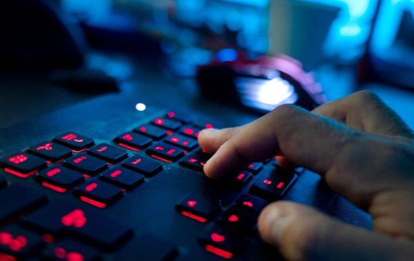 Die US-Justiz ist hinter mehreren Russen her, die hinter einem großen Hacker-Angriff auf die ukrainische Regierung und andere Staaten stecken sollen. (Archivbild) - © Nicolas Armer/dpa