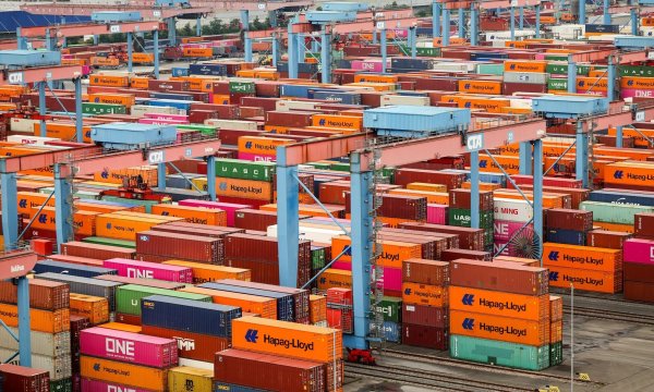 Der Export ist ein Hoffnungsträger für die Wirtschaftsentwicklung. - © Christian Charisius/dpa