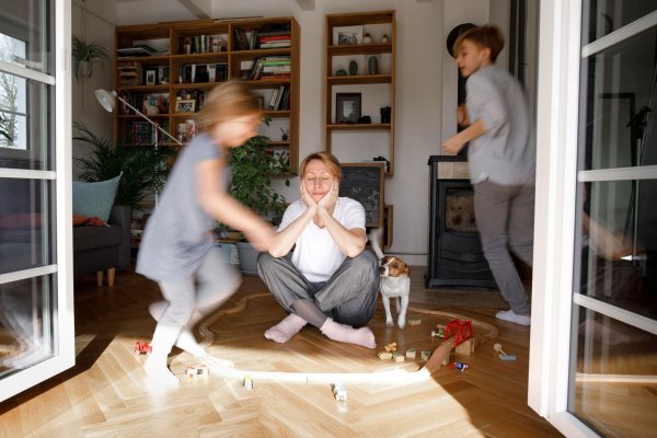 Kita, Kochen, womöglich noch Kollegen-Stress: Wenn alles zu viel wird, können Mütter die Notbremse ziehen. - © Katharina Mikhrin/Westend61/dpa-tmn