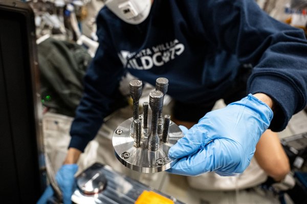Um sich bei zukünftigen Missionen selbst Ersatzteile herstellen zu können, haben Astronautinnen auf der Raumstation einen Metall-3D-Drucker ausprobiert. - © -/Esa/Nasa/dpa