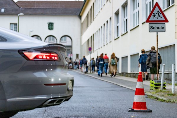 Autoverkehr unmittelbar vor Schultoren - das muss nicht sein, finden viele. - © Christoph Reichwein/dpa