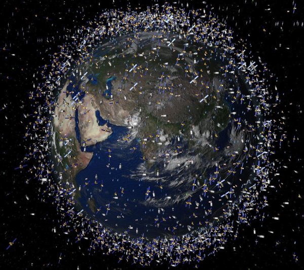 Tausende Satelliten und noch mehr Trümmerteile umfliegen die Erde - auch wenn sie eigentlich kleiner sind als auf diesem Bild. - © ESA/ESA/dpa
