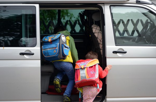 Kindersicherheit im Auto geht vor: Eltern sollten sicherstellen, dass die Gurte korrekt sitzen und die Kindersitze richtig platziert sind. - © Ralf Hirschberger/dpa-Zentralbild/dpa-tmn