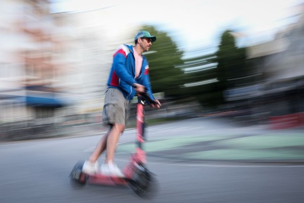 In Madrid wird man künftig nur mit eigenen E-Scootern fahren dürfen. (Symbolbild) - © Christian Charisius/dpa