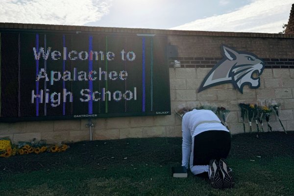 Nach einem tödlichen Schusswaffenangriff an einer Schule in Georgia herrscht große Trauer. - © Charlotte Kramon/AP/dpa