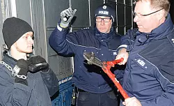 Die vier angeketteten Personen wurden durch sachkundige Polizisten und Feuerwehrleute befreit. - &copy; FOTO: ANDREAS EICKHOFF