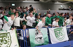 Zelebrierten ihren Auftritt: Die Anh&auml;nger des B-Ligisten TuS Eichholz-Remmighausen. - &copy; Paul Cohen