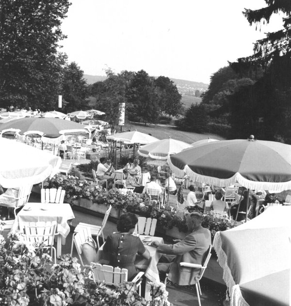 Die Cafes sind gut besucht. - © H.Wagner, Sammlung Stadtarchiv Bad Salzuflen