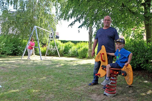 Konstantin hat die Wippfigur auf dem Spielplatz in der Siedlung am Moshagen bestiegen. Sein Großvater Paul Gehle passt auf und seine Großmutter Petra Gehle schaut vom zweiten Spielgerät auf diesem Spielplatz aus zu. - © Thomas Dohna